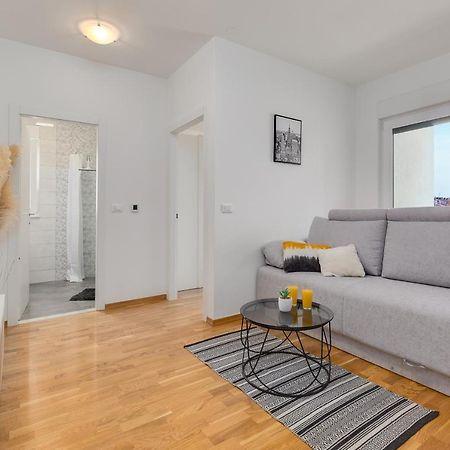 Apartment Roni + Besplatan Parking Задар Екстериор снимка