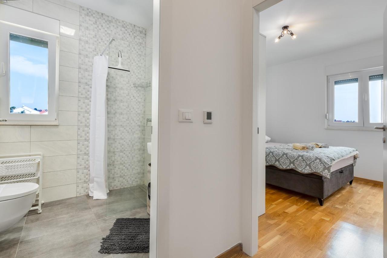Apartment Roni + Besplatan Parking Задар Екстериор снимка