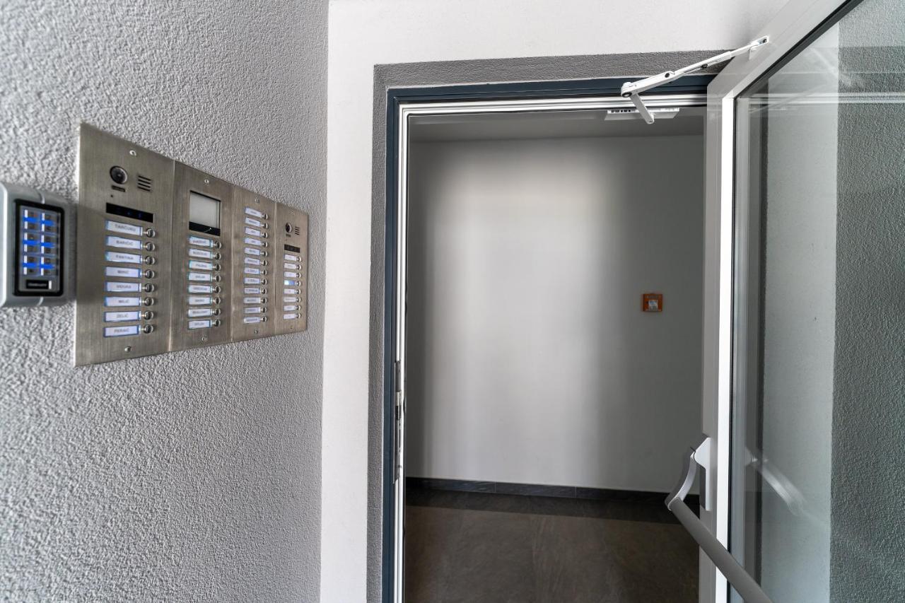 Apartment Roni + Besplatan Parking Задар Екстериор снимка