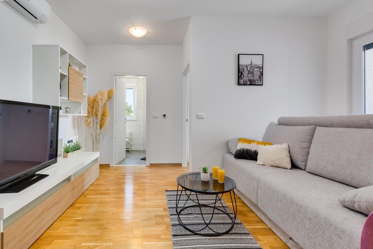 Apartment Roni + Besplatan Parking Задар Екстериор снимка