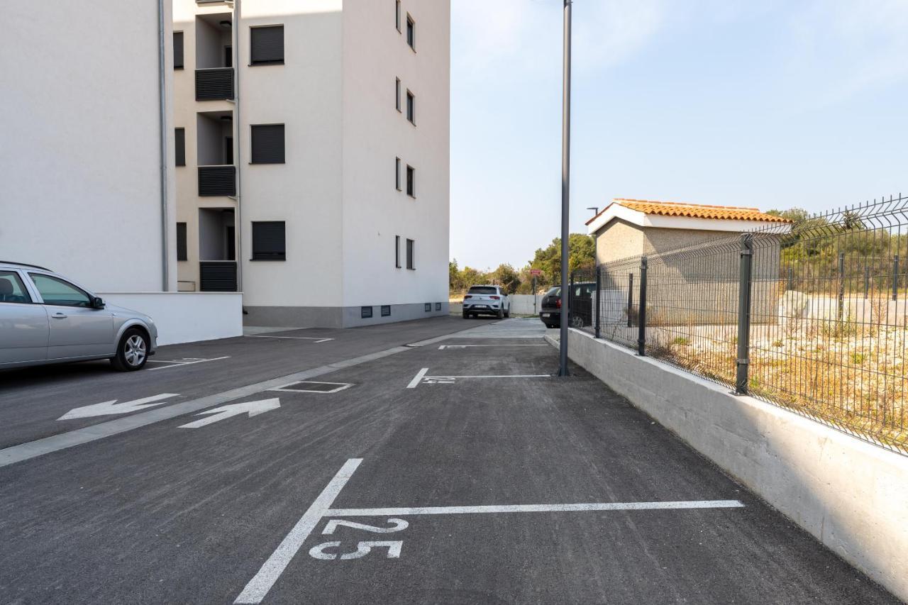 Apartment Roni + Besplatan Parking Задар Екстериор снимка