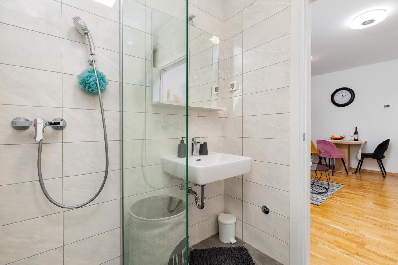 Apartment Roni + Besplatan Parking Задар Екстериор снимка
