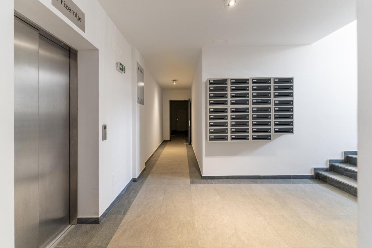 Apartment Roni + Besplatan Parking Задар Екстериор снимка